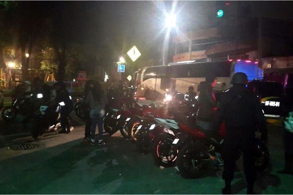 Detienen a 18 motociclistas por arrancones en Iztacalco