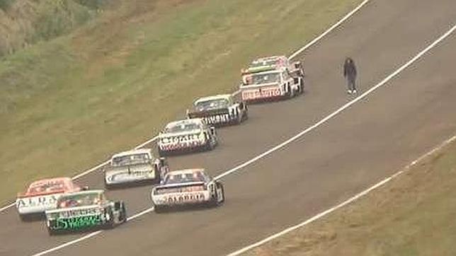 Video: mujer ingresa a una pista a mitad de una carrera de autos
