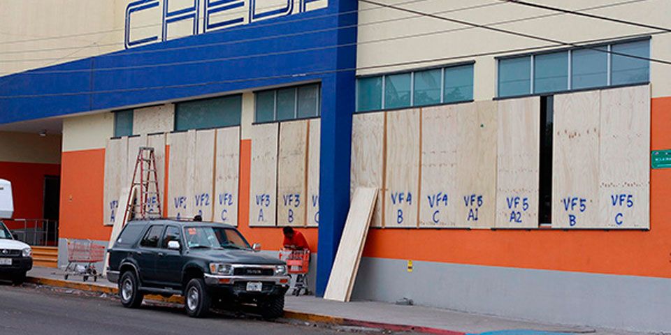 Protegen negocios y hoteles de BCS por huracán Blanca