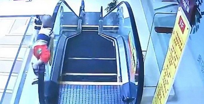 Video: niño sobrevive a caída en centro comercial Video: niño sobrevive a caída en centro comercial