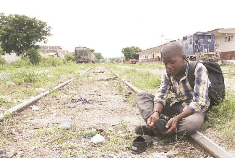 Denuncian al INM por extorsionar migrantes