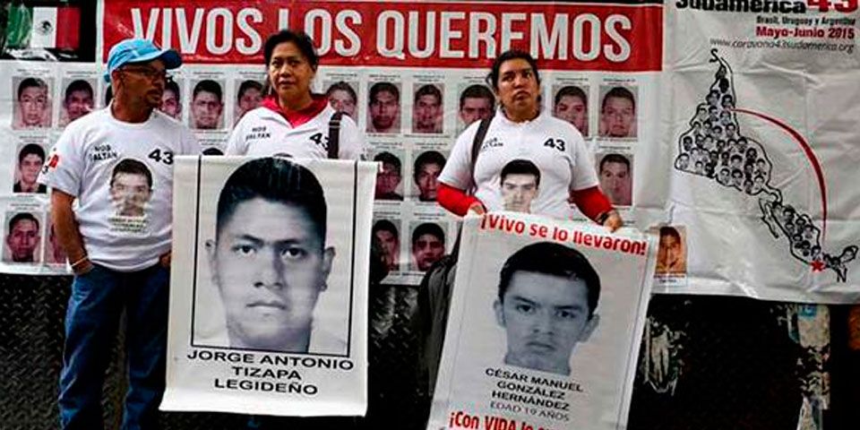 Padres de normalistas toman estaciones de radio de Chilpancingo