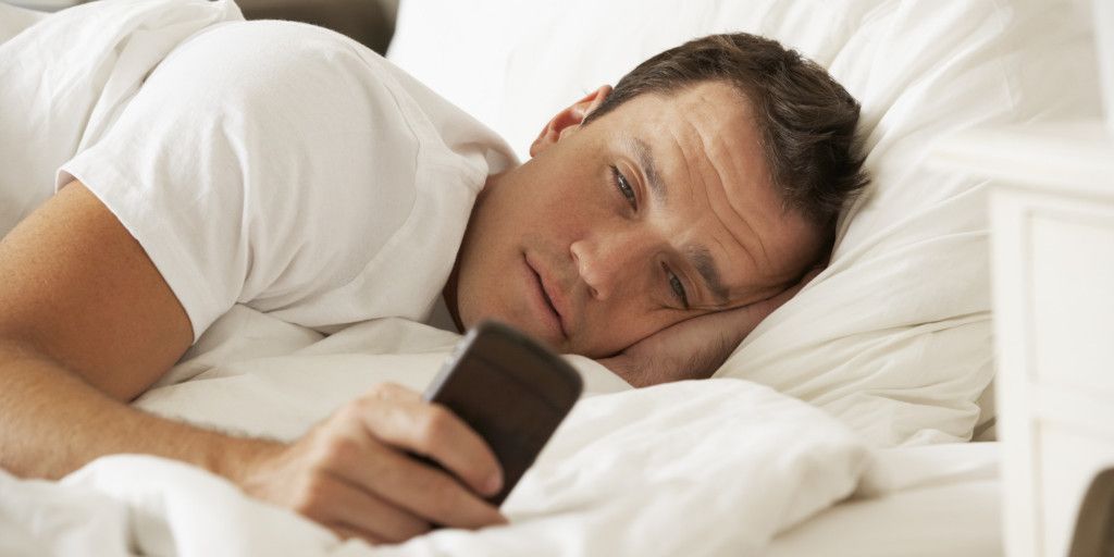 Horario de Verano puede provocar molestias físicas en ciertas personas - o-DORMIR-CON-CELULAR-facebook-1024x512