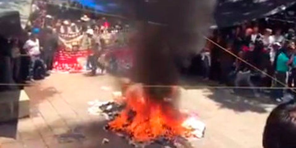Detienen a 88 maestros por quemar material electoral en Oaxaca