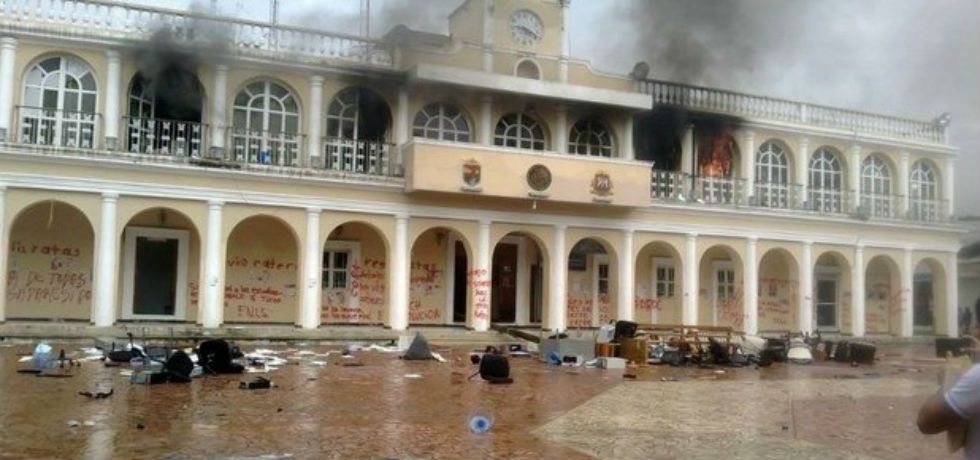 CNTE de Chiapas incendia alcaldía de Ocosingo