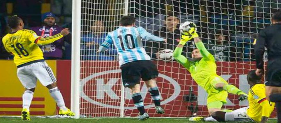 Increíble doble atajada de Ospina