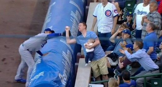 Atrapa pelota con bebé en un brazo en partido de MLB Atrapa pelota con bebé en un brazo en partido de MLB