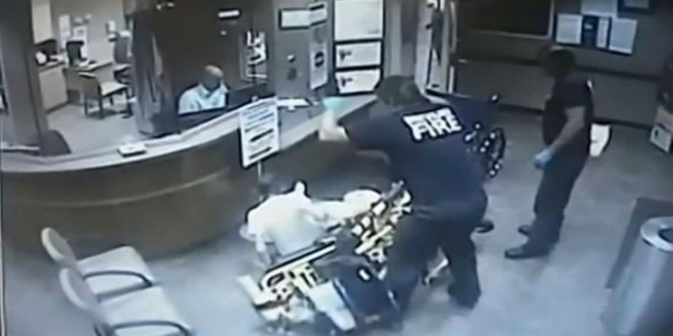 Paramédico avienta al piso a un paciente con cáncer Paramédico avienta al piso a un paciente con cáncer