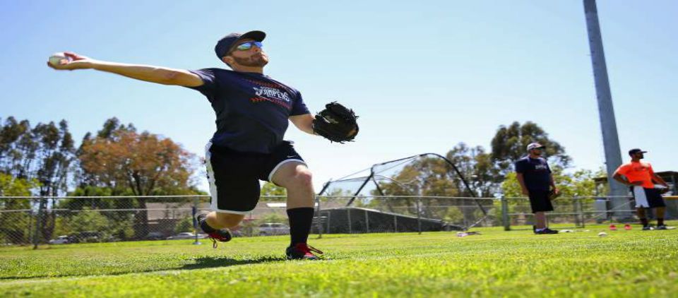 Pitcher gay abre partido de beisbol Pitcher gay abre partido de beisbol