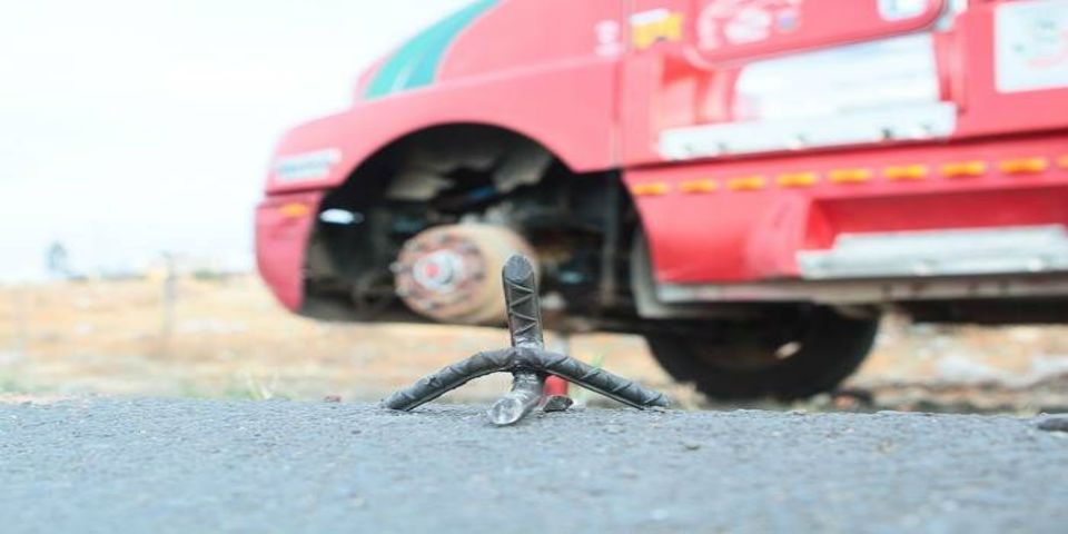 Usan ponchallantas para asaltar a cuentahabientes