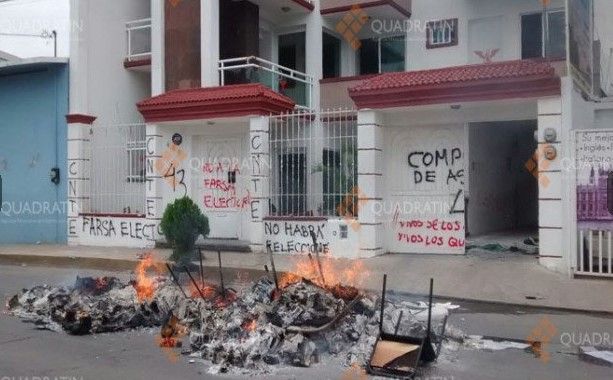 Maestros queman edificios de partidos políticos en Chiapas