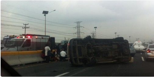 Vuelca combi en Autopista México-Pachuca
