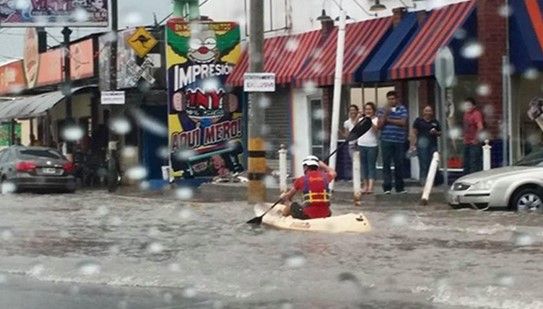 VIDEO: por las lluvias, sujeto viaja en kayak sobre avenida de Monclova