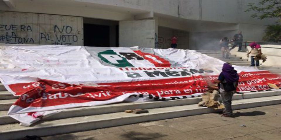 CETEG irrumpe en sede del PRI en Chilpancingo