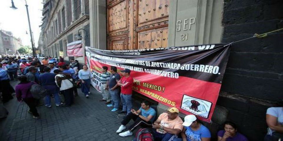 Maestros protestan en la SEP por evaluación docente