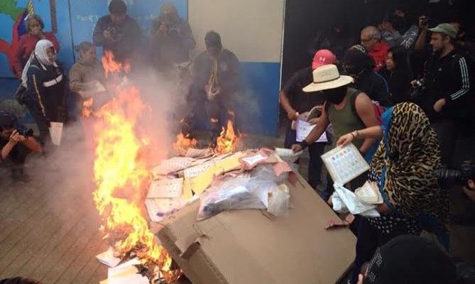 Queman papelería electoral en Tixtla Queman papelería electoral en Tixtla