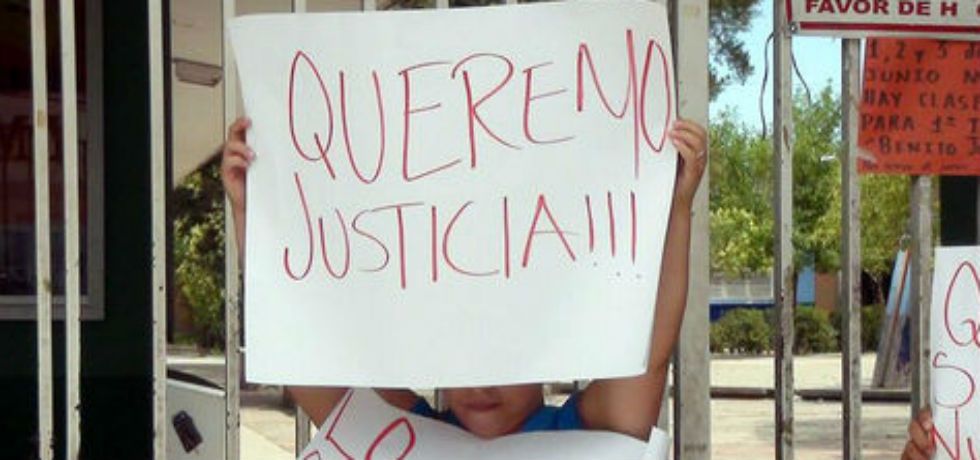 Detienen a profesor de primaria que portaba un arma en su maletín