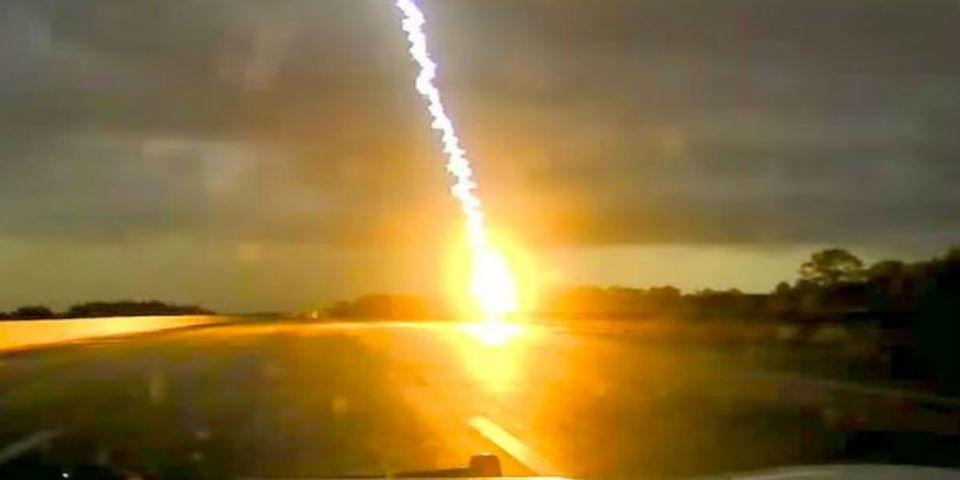 Policía graba la caída de un rayo a pocos metros de distancia Policía graba la caída de un rayo a pocos metros de distancia