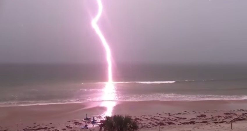 Video: captan rayo en cámara lenta al caer sobre playa Video: captan rayo en cámara lenta al caer sobre playa