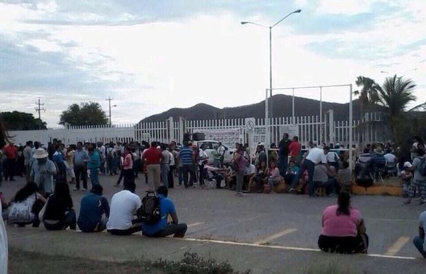 Oaxaca es rehén de 16 mil personas bloqueando: Gabino Cué - refineria-de-salina-cruz