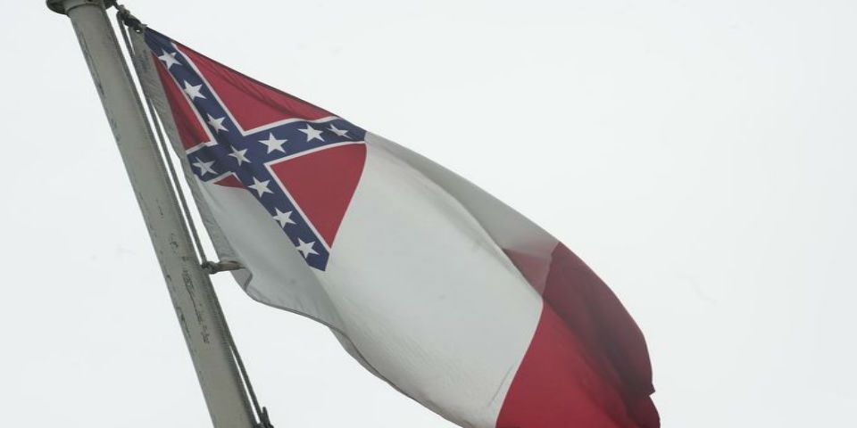 Ordenan retirar banderas de la Confederación en Alabama