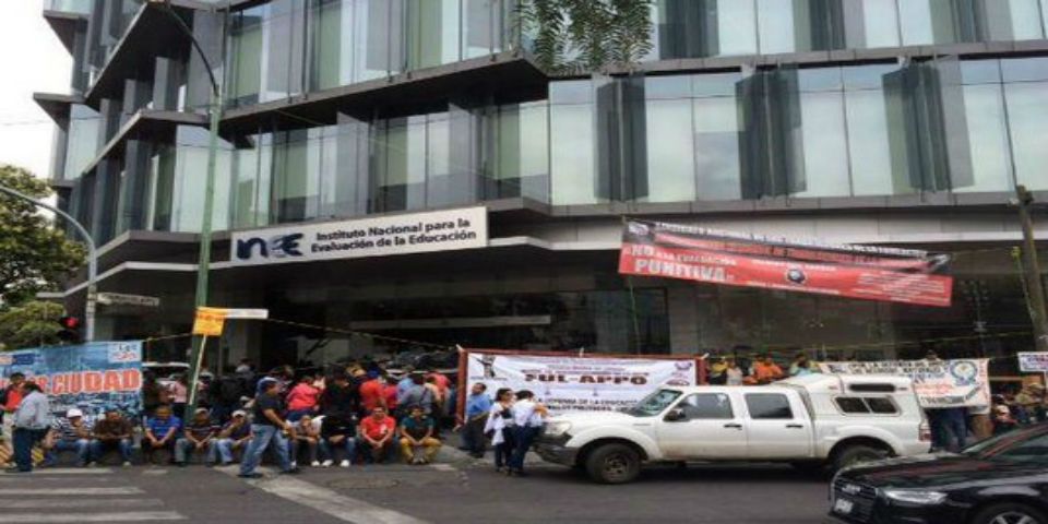 Protesta de maestros en el INEE