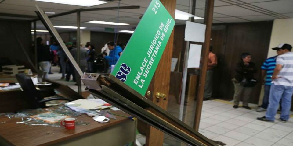 Destrozan la Secretaría de Educación de Michoacán