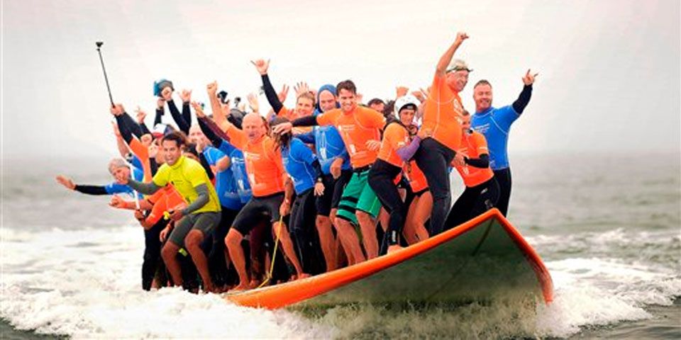 Rompen récord mundial 66 personas en una tabla de surf Rompen récord mundial 66 personas en una tabla de surf