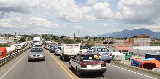 CNTE y taxistas liberan carretera en Oaxaca