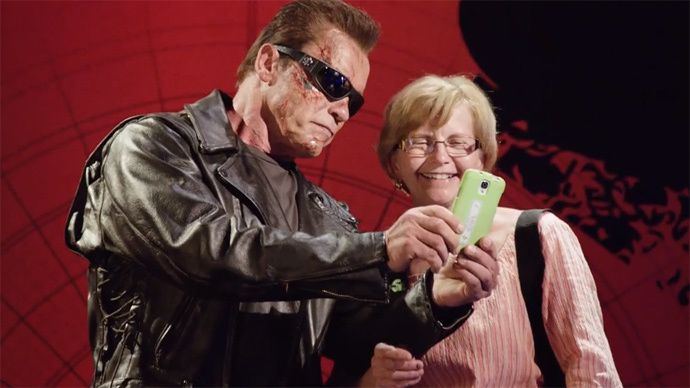 Arnold Schwarzenegger hace broma en museo de cera