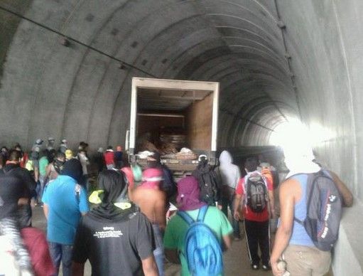 Enfrentamiento de la PF contra normalistas en Tixtla