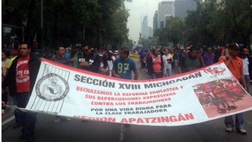 Maestros se manifiestan frente a oficinas del ISSSTE