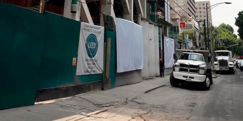 Ocultan con lonas vallas sancionadas