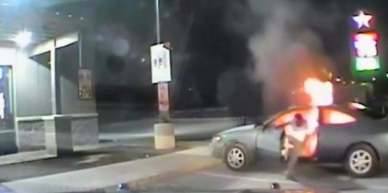 Video: hombre se prende fuego dentro de un auto Video: hombre se prende fuego dentro de un auto