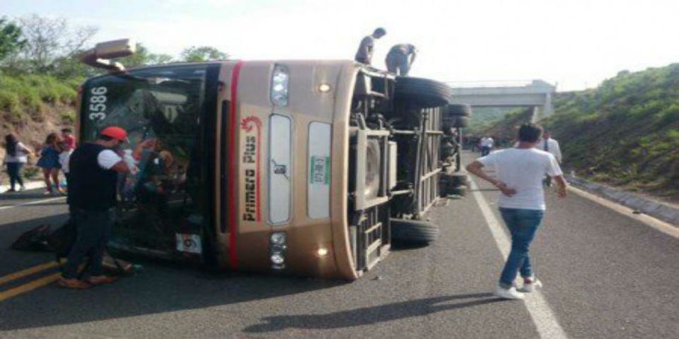 Volcadura en la Autopista Siglo XXI deja un muerto