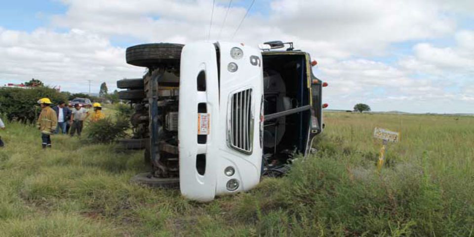 Volcadura de camión de Walmart deja 26 lesionados