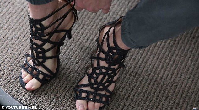 Hombre experimenta caminar en tacones Hombre experimenta caminar en tacones