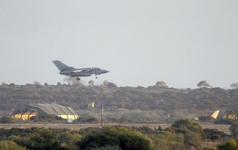 Caen misiles de avión de combate británico al aterrizar en Chipre