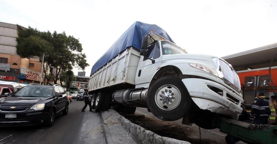 Camión de carga choca contra aguja en Tlalpan Camión de carga choca contra aguja en Tlalpan