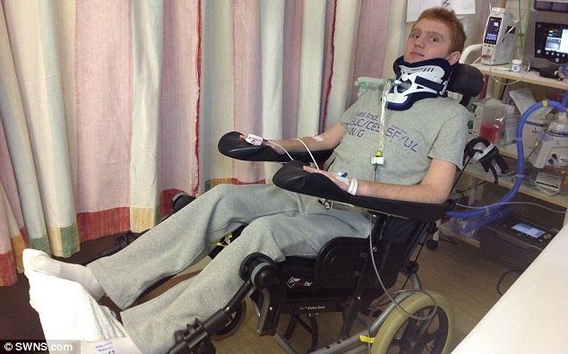 Video: Ex jugador de rugby parapléjico vuelve a caminar con exoesqueleto robótico