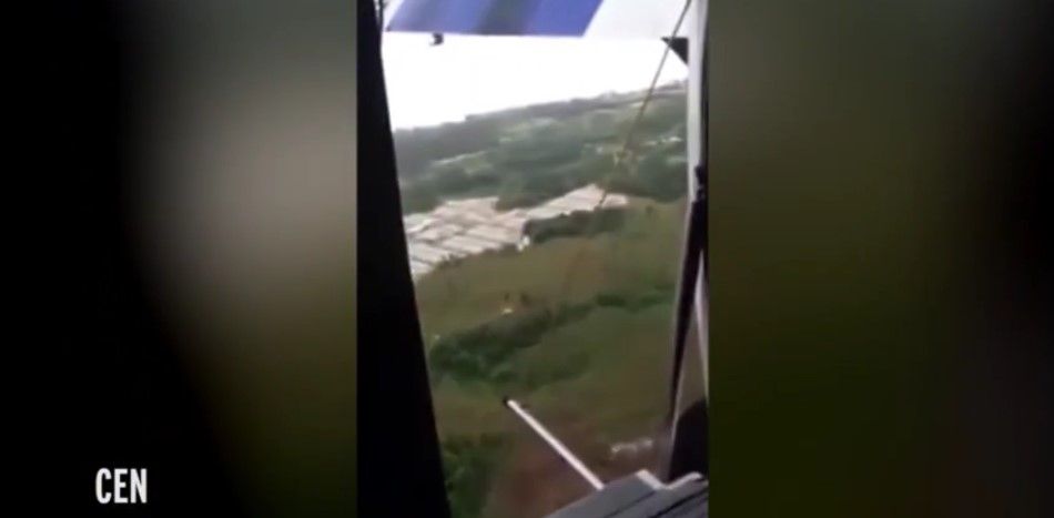 Video: aeronave viaja con puerta abierta