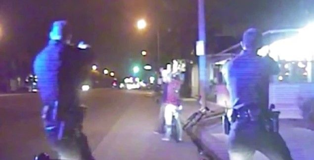 Video: policías asesinan a joven en EE.UU. Video: policías asesinan a joven en EE.UU.