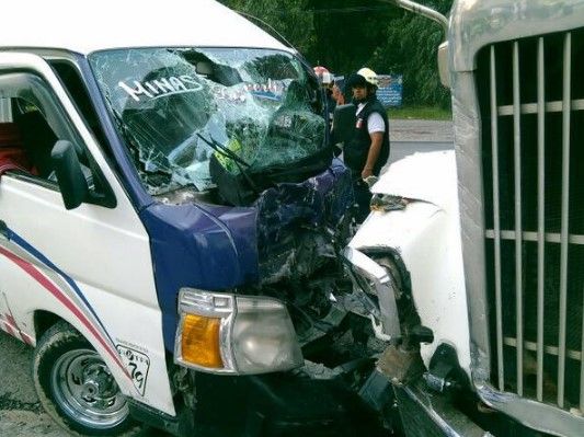 Choque entre combi y camión de volteo deja 17 heridos