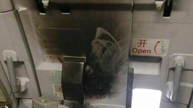 Hombre intenta incendiar avión en pleno vuelo