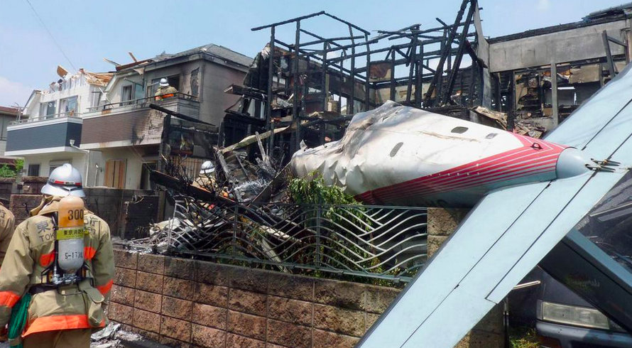 Cae avión en Tokio; hay tres muertos