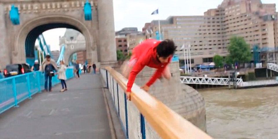 Youtuber salta desde Tower Bridge en Londres