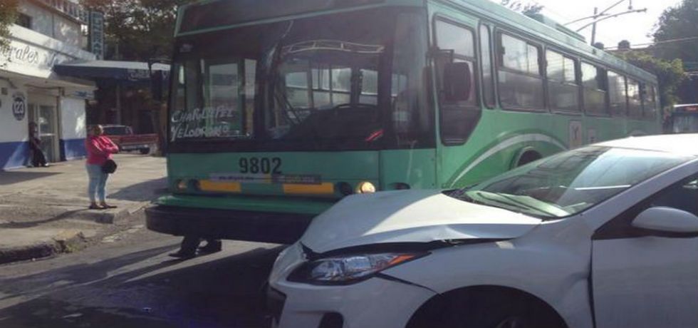 Tres lesionados por choque de trolebús en la Doctores