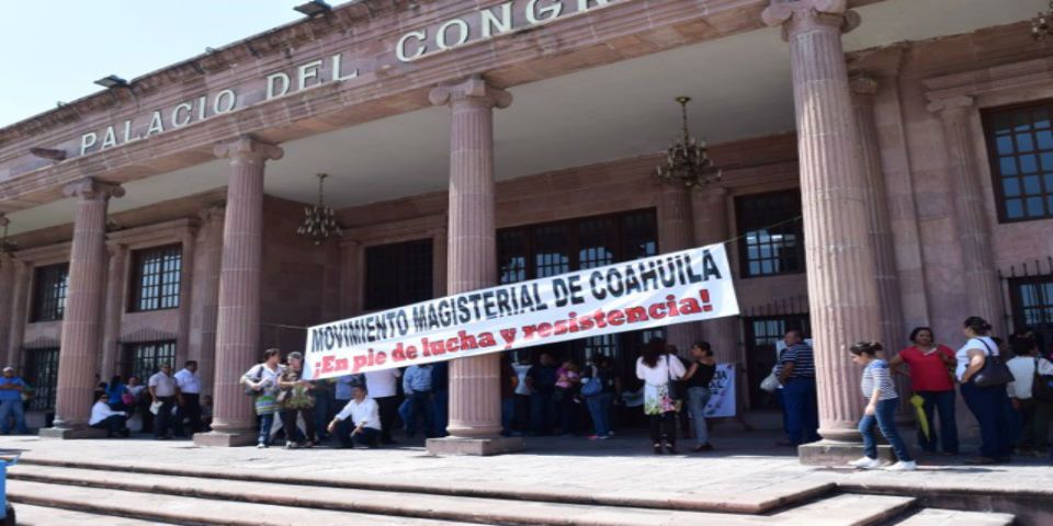 Maestros de Coahuila se manifestaron ante el Congreso estatal