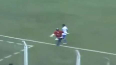 Video: entrenador patea a jugador rival