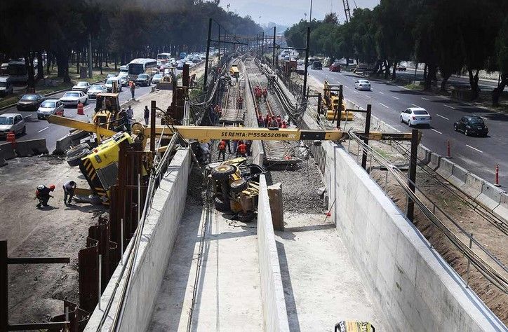 Vuelca grúa en obras de rehabilitación de la Línea A